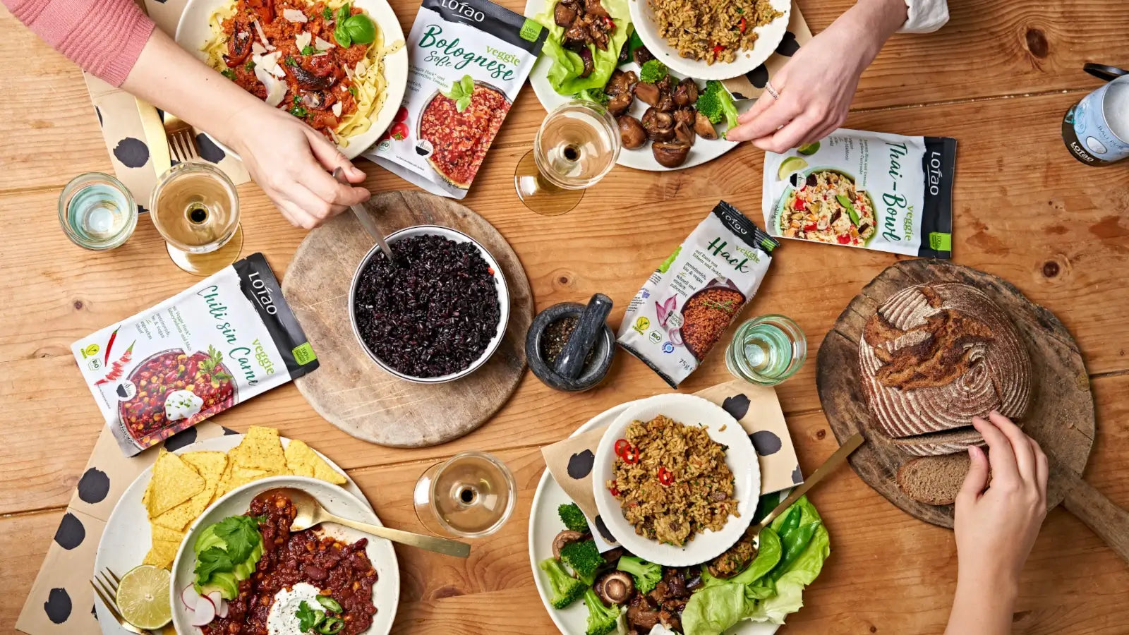 Bio-vegane Fertiggerichte von Lotao in der Kennenlernbox am gedeckten Tisch