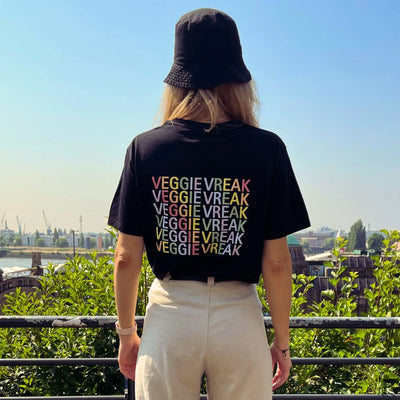 Lotao Merchandise T-Shirt Veggie Vreak Pride Edition draußen von hinten