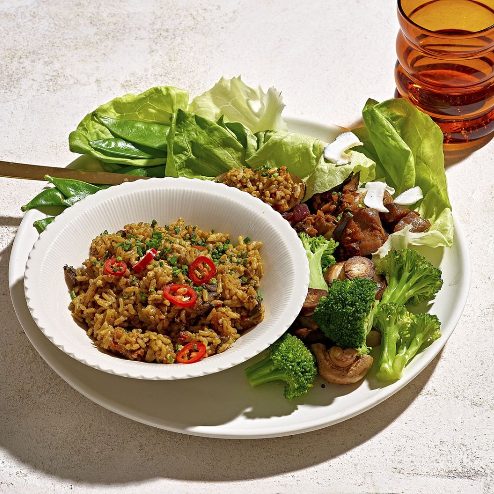 Angerichteter Teller mit Lotao Veggie Thai Bowl, der veganen Bio-Mahlzeit mit schneller Zubereitung