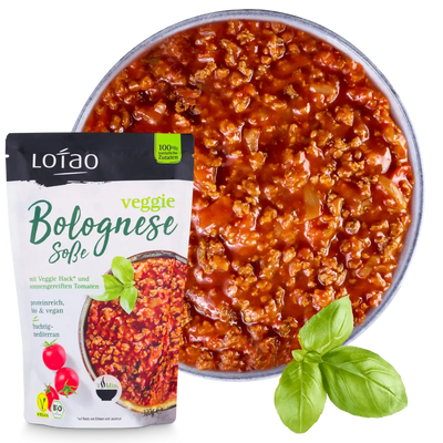 Bio-vegane Fertigsauce Veggie Bolognese Sosse von Lotao zubereitet auf Teller mit Packung