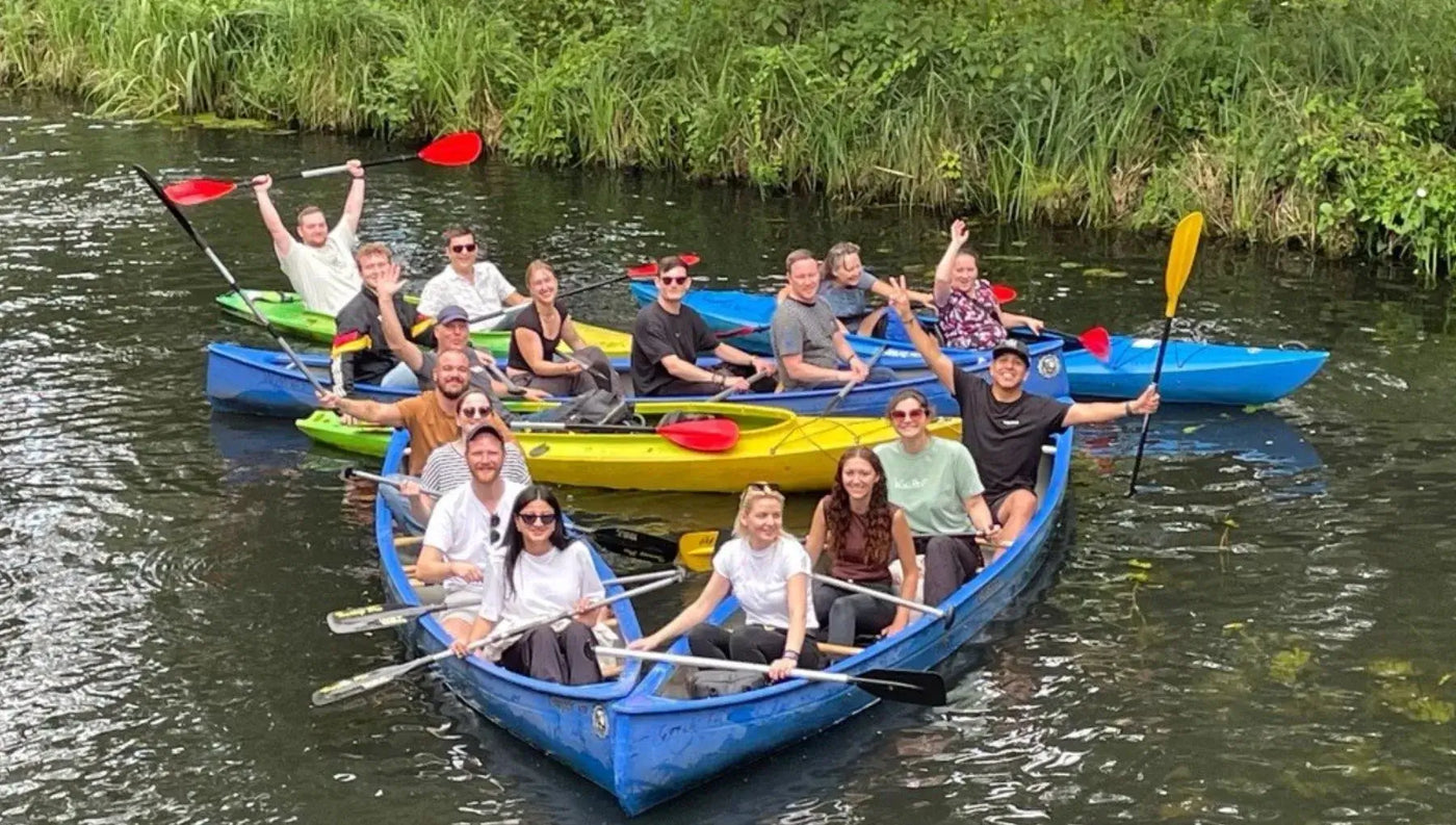 Lotao-Team Bild mit Kanus auf der Spree