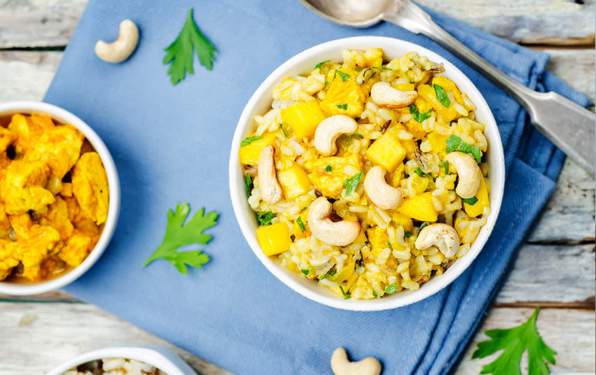 Putenbrust mit Reis an pikant-süßer Mango-Kokos-Soße