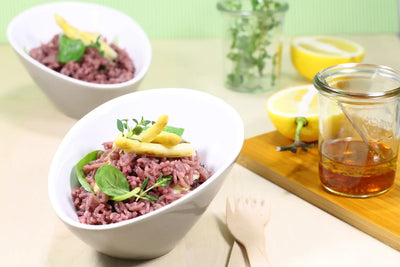 Pinker Reis-Spargel-Salat mit Holunderblüten