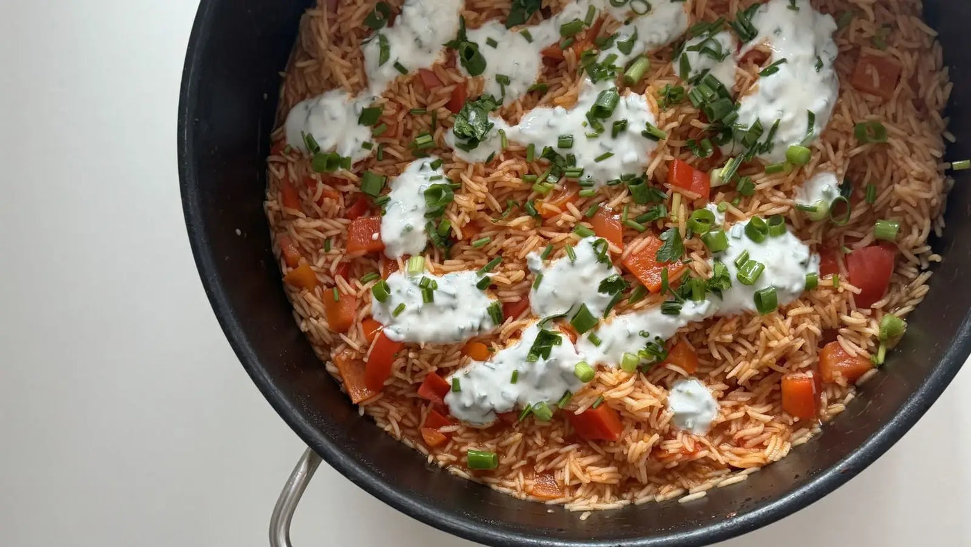 Veganer One Pot Reis mit Joghurtsauce