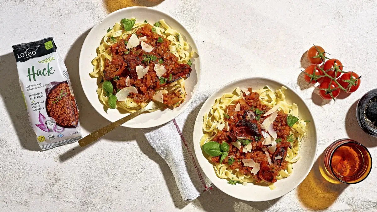 Rezept für schnelle vegane Pasta mit Ofengemüse und proteinreichem Veggie Hack von Lotao