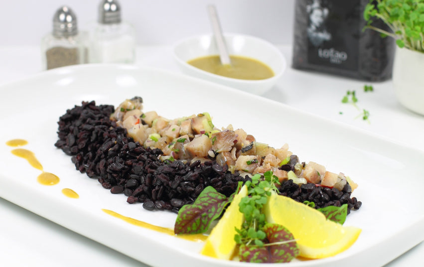 Matjestatar an schwarzem Reis mit Soja-Vinaigrette