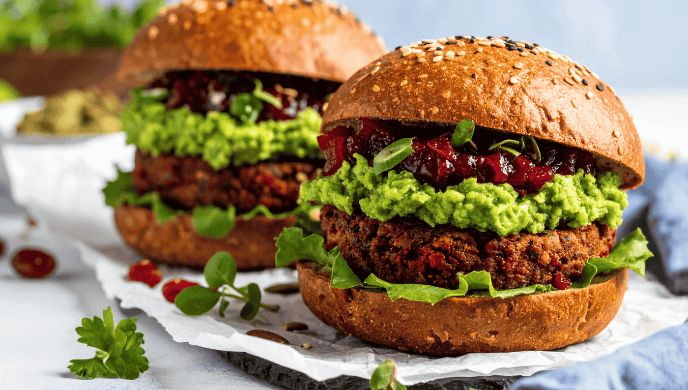 Plant-Based Burger mit Avocado & Cranberry-Zwiebel-Chutney
