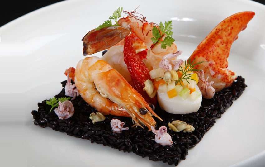 Royal Pearl Black mit Meeresfrüchten und Limetten-Muschelnage