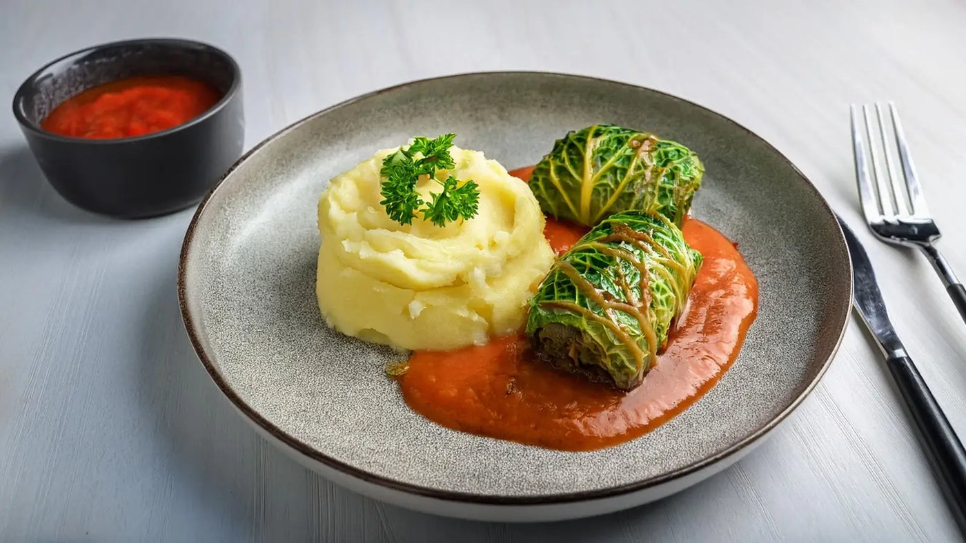 Wirsing-Rouladen mit Veggie Hack, Tomatensoße und Kartoffelpüree