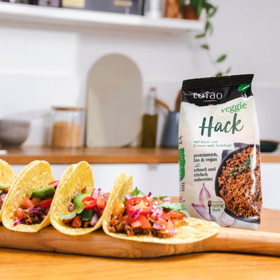 Lotao Veggie Hack als veganer Fleischersatz in Bio-Qualität mit Erbsenprotein und Jackfruit, hier zubereitet mit Tacos
