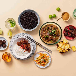 Reis und Jackfruit in verschiedenen asiatischen Gerichten