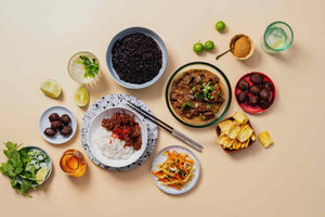 Asiatsiches Essen mit Lotao Reis und Jackfruit