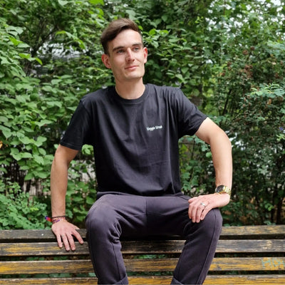 Lotao Bio-Shirt mit Veganem Statement von vorne getragen