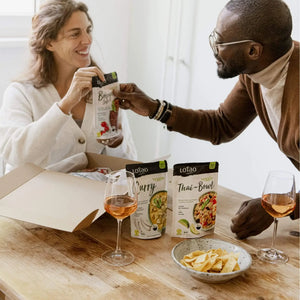 2 Personen mit der Genussbox von Lotao