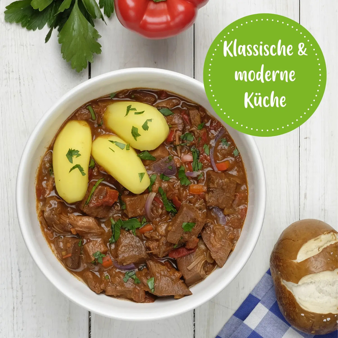 Mit Jackfruit lassen sich klassische und moderne Gerichte kochen, hier traditionelles Gulasch in vegan mit Jackfrucht