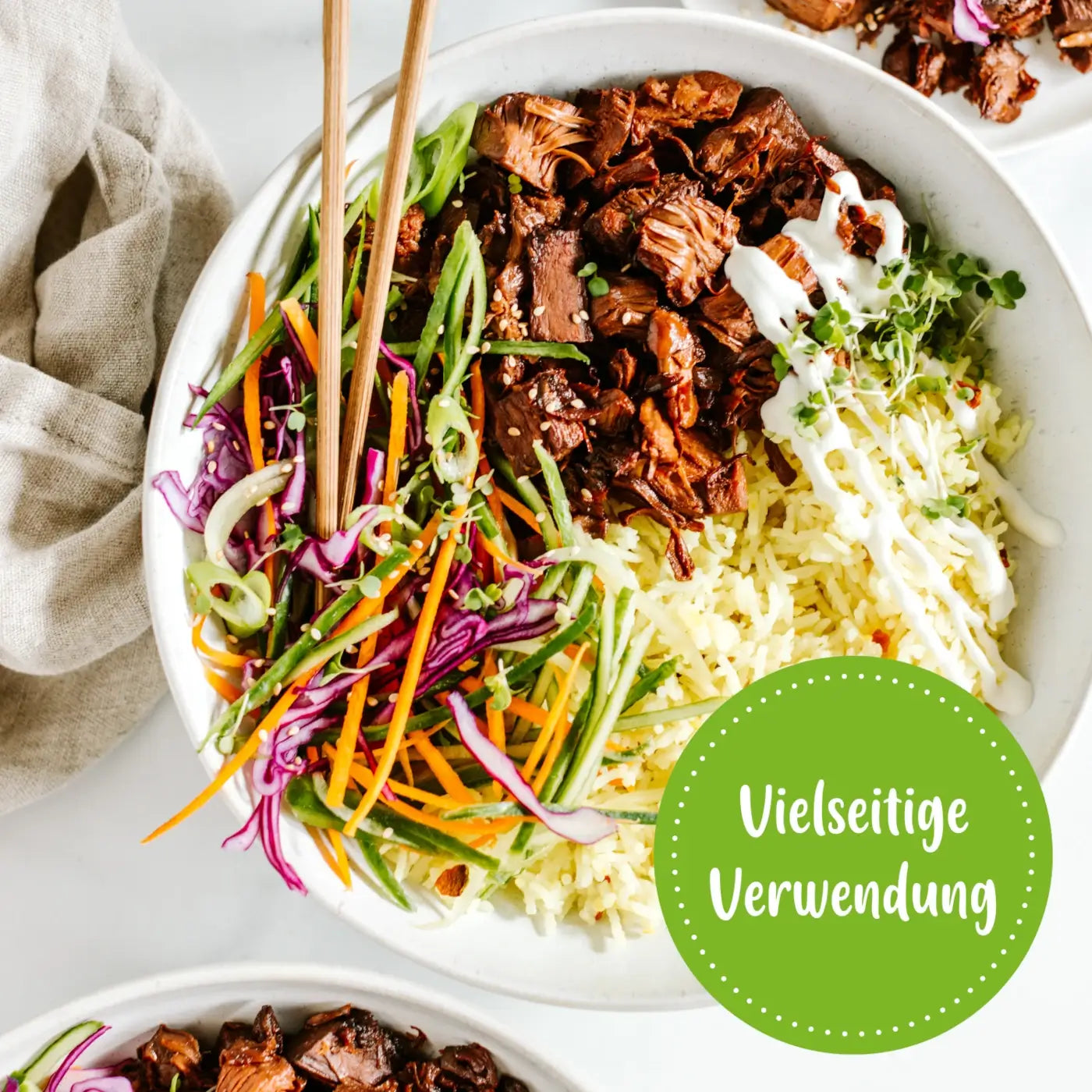 Jackfrucht kann vielseitig als Fleischersatz verwendet werden, hier alsveganer Pulled Pork Ersatz in einer asiatischen Bowl