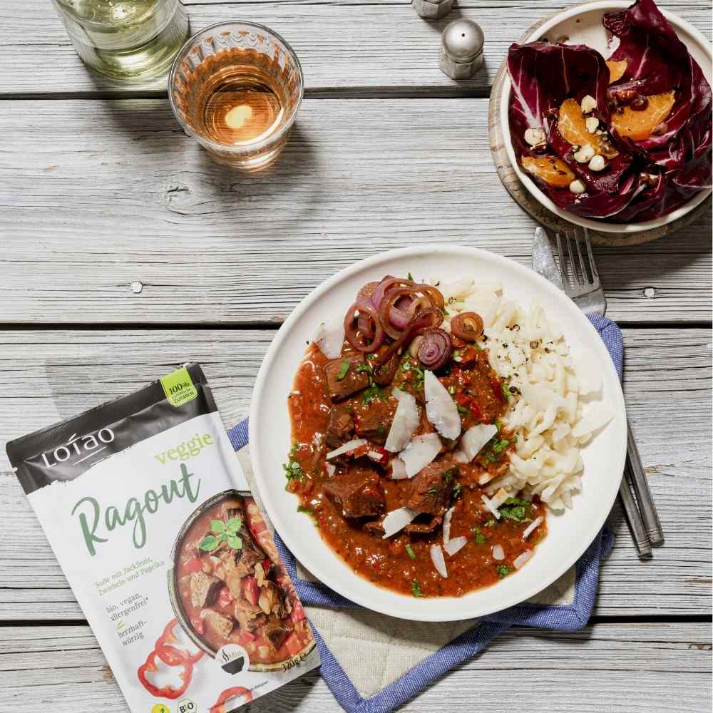 Packung vom Lotao Veggie Ragout, einer leckeren Fertigsauce mit Jackfruit als veganen Fleischersatz, hier angerichtet mit Pasta und Salat