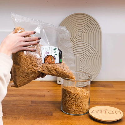 Nachhaltiges Vorratsglas mit Holzdeckel aus Bambus von Lotao für 1,6 Liter, veganes Hack wird eingefüllt