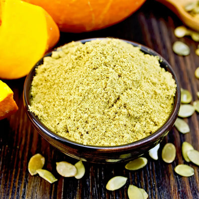 Veganes BIO Proteinpulver aus gerösteten Kürbiskernen von Lotao mit typisch nussigem Aroma, angerichtet in einer Schale