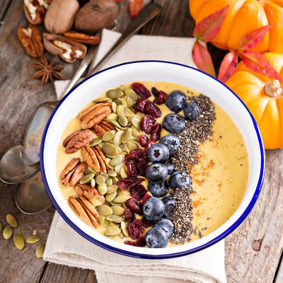 Veganes BIO Proteinpulver aus gerösteten Kürbiskernen von Lotao ist ideal für Porridge