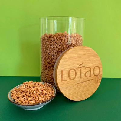 Nachhaltiges Vorratsglas mit Holzdeckel aus Bambus von Lotao für 1,6 Liter mit veganem Hack gefüllt