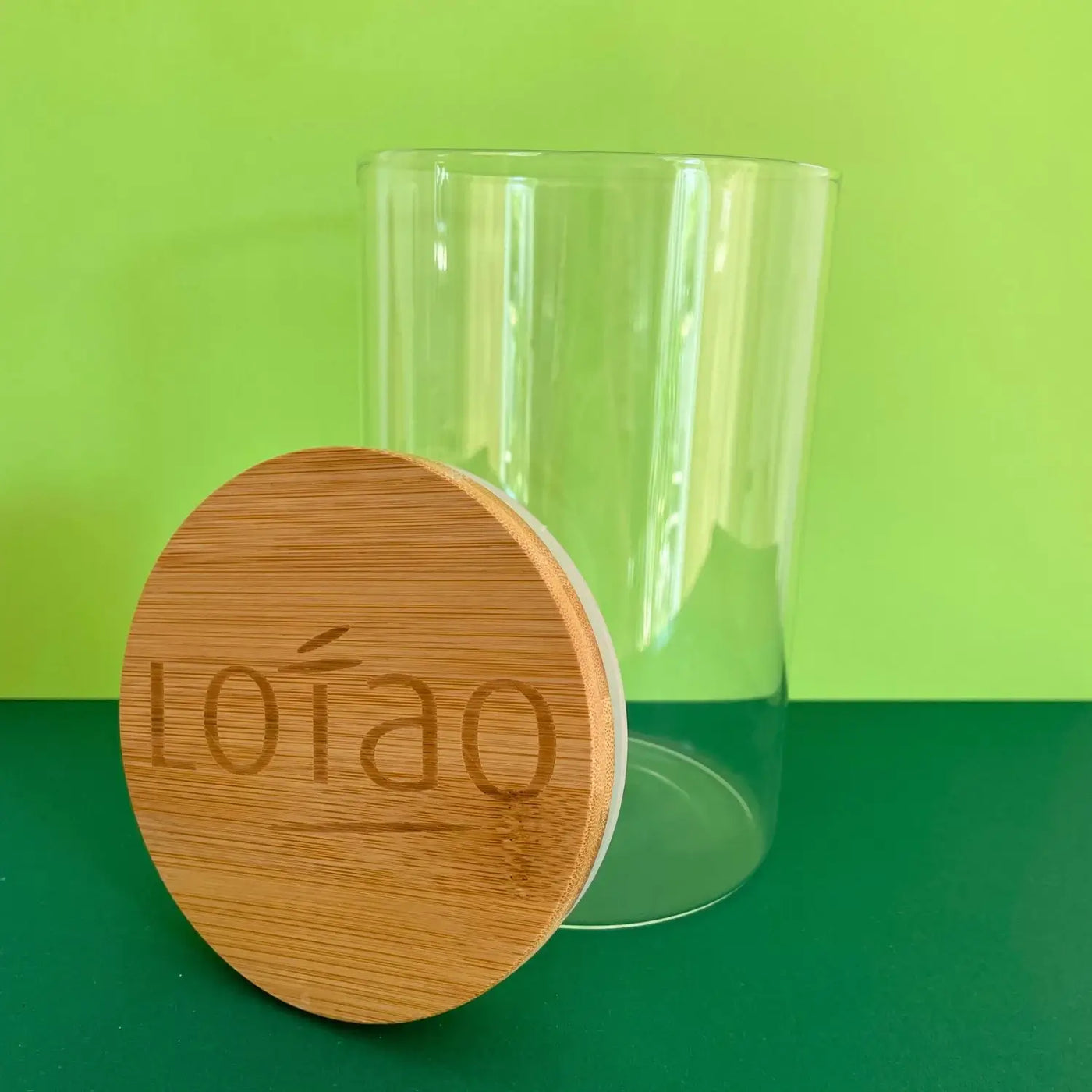 Nachhaltiges Vorratsglas mit Holzdeckel aus Bambus von Lotao für 1,6 Liter mit grünem Hintergrund