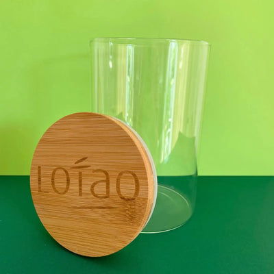 Nachhaltiges Vorratsglas mit Holzdeckel aus Bambus von Lotao für 1,6 Liter mit grünem Hintergrund