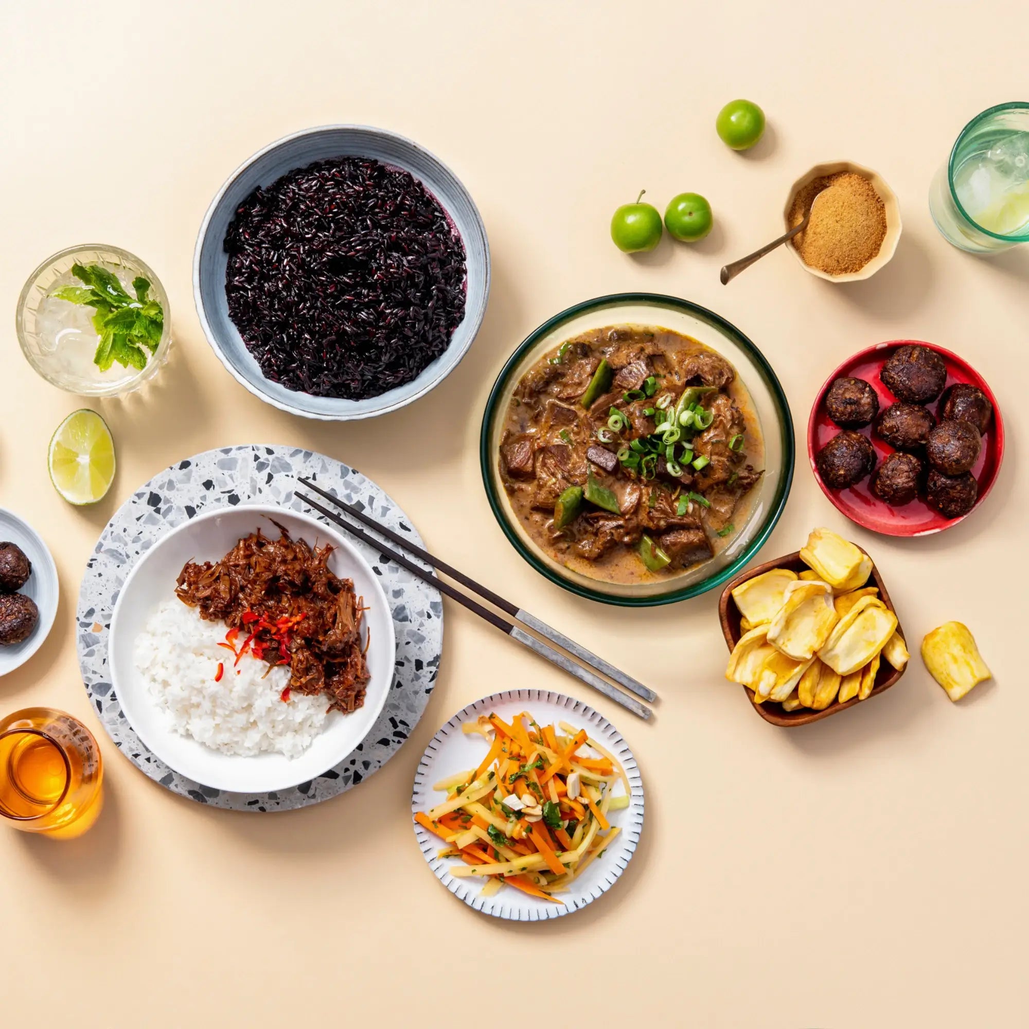 Lotao bietet eine Vielzahl an bio-veganen Genussgerichten an, so zum Beispiel auch unterschiedliche Reis-Sorten, veganer Fleischersatz mit Jackfruit und getrocknete Fruchtchips