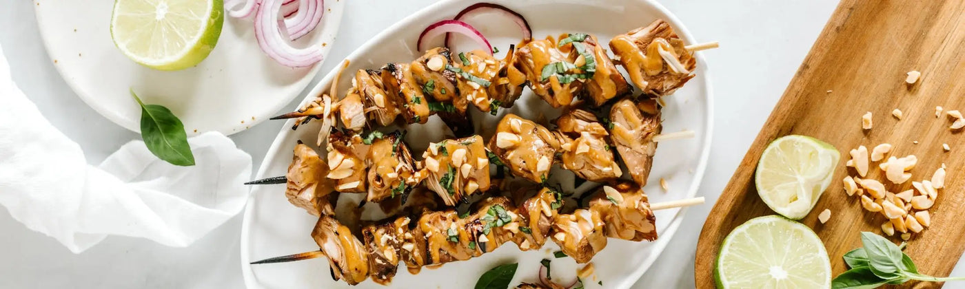 In der Kategorie Jackfruit Natur bietet Lotao Jackfruit in Salzlake in der Dose oder sterilisiert, hier im Kategoriebanner Desktop als vegane Grillspieße mit Jackfruit.
