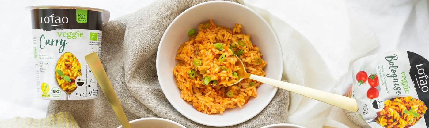 In der Kategorie Für den kleinen Hunger bietet Lotao Instant Gerichte  für die Zubereitung mit dem Wasserkocher wie die Jackpots Curry und Bolognese, hier im Kategoriebanner Desktop zubereitet und serviert.