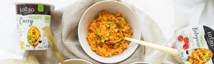 In der Kategorie Für den kleinen Hunger bietet Lotao Instant Gerichte  für die Zubereitung mit dem Wasserkocher wie die Jackpots Curry und Bolognese, hier im Kategoriebanner Desktop zubereitet und serviert.