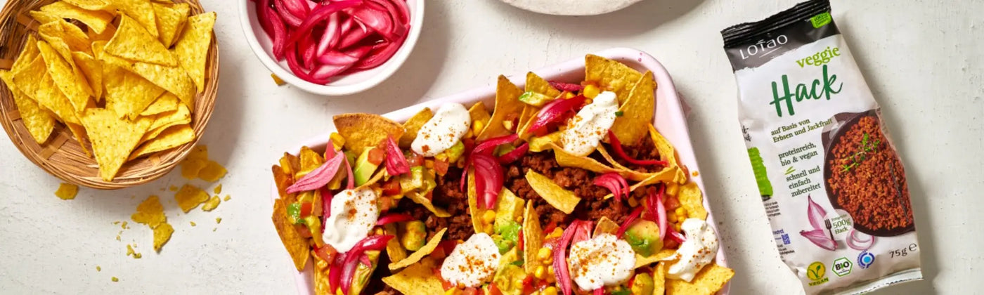 In der Kategorie Veggie Hack und More bietet Lotao eine Vielzahl an veganen Fleischalternativen wie veganes Hack und Bratwürste an,
hier im Kategoriebanner Desktop
Veggie Hack mit Nachos.