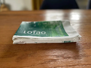 In der Kategorie Bundles & Geschenke bietet Lotao hochwertige Geschenksets und Küchenutensilien für vegane Ernährung und vegane Lebensmittel, hier im Kategoriebanner Mobil mit gefaltetem Lotao-Küchenhandtuch auf Holztisch – ideal für vegan für Anfänger und als vegane Kochbox.