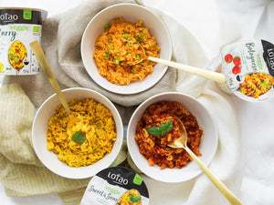 In der Kategorie Für den kleinen Hunger bietet Lotao Instant Gerichte  für die Zubereitung mit dem Wasserkocher wie die Jackpots Curry und Bolognese, hier im Kategoriebanner Mobil zubereitet und serviert.
