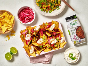 In der Kategorie Veggie Hack und More bietet Lotao eine Vielzahl an veganen Fleischalternativen wie veganes Hack und Bratwürste an,
hier im Kategoriebanner Mobil
Veggie Hack mit Nachos.