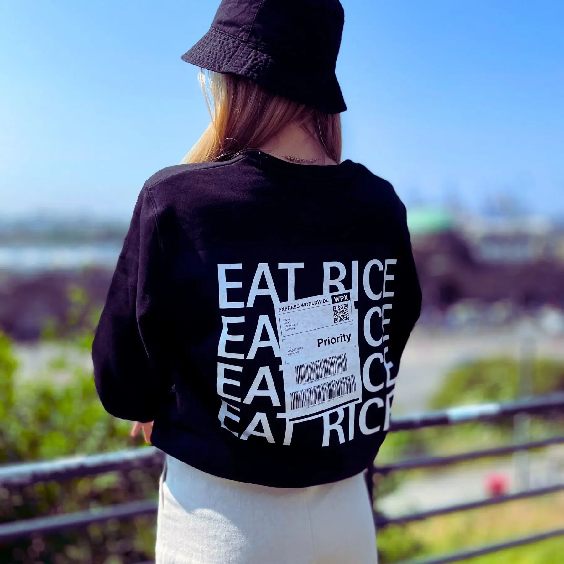 Lotao Merchandise Sweater Eat Rice für alle Reis-Fans Rückseite draußen