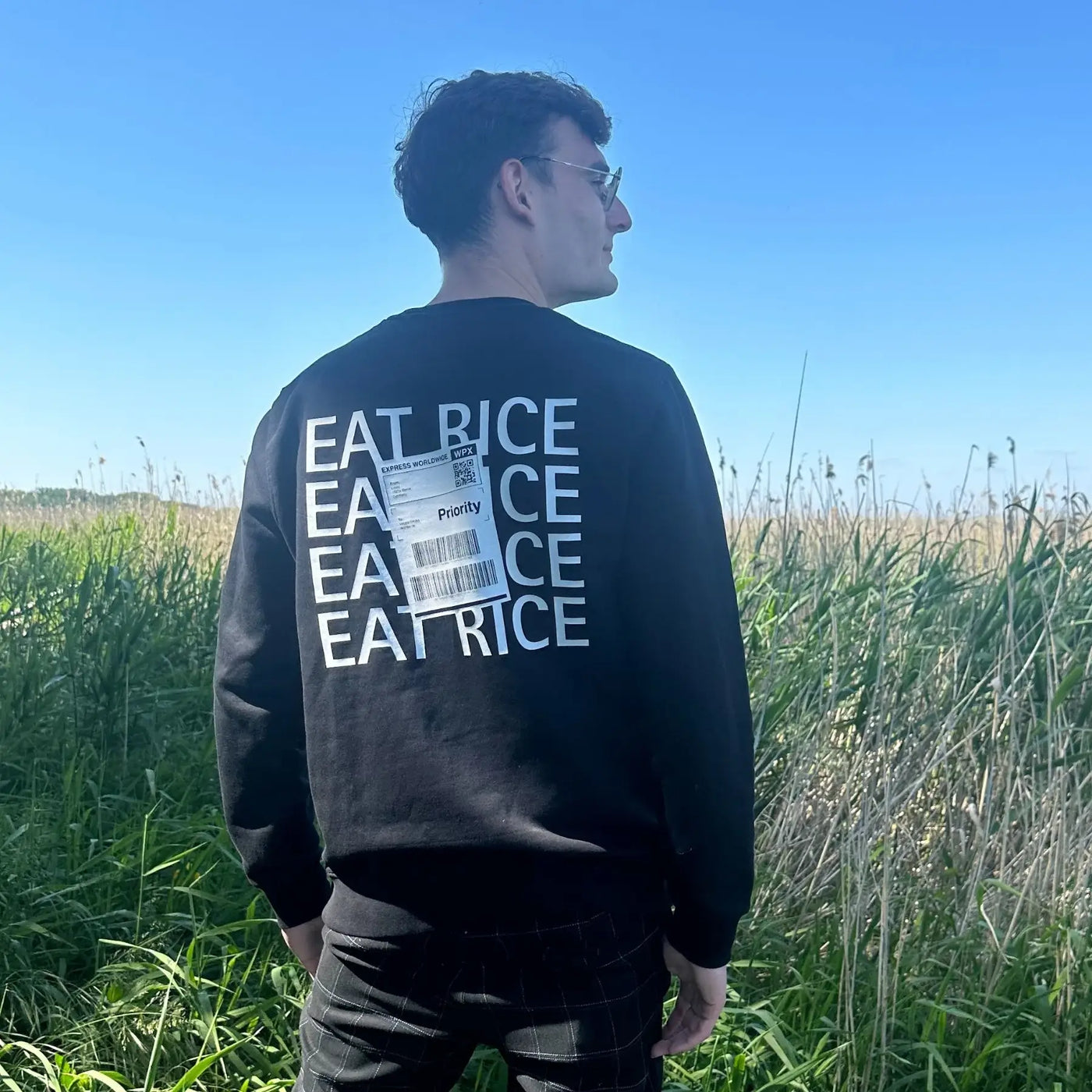 Lotao Merchandise Sweater Eat Rice für alle Reis-Fans Rückseite Male Model