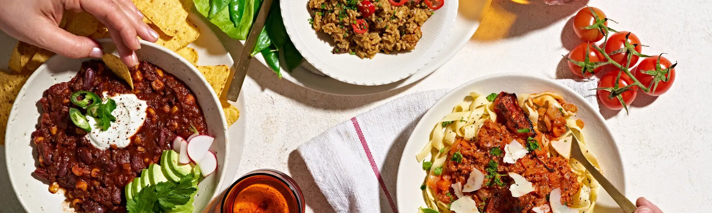 In der Abo-Kategorie bietet Lotao eine Auswahl an veganen Bio-Gerichten wie Chili sin Carne und Bolognese an, hier im Kategoriebanner Desktop  zubereitete Lotao-Produkten.