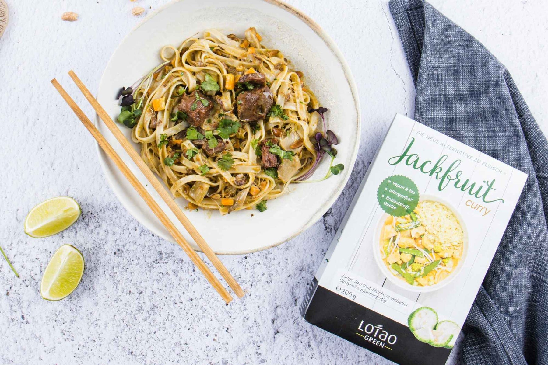 Jackfruit Curry von Lotao mit Nudeln und Gemüse