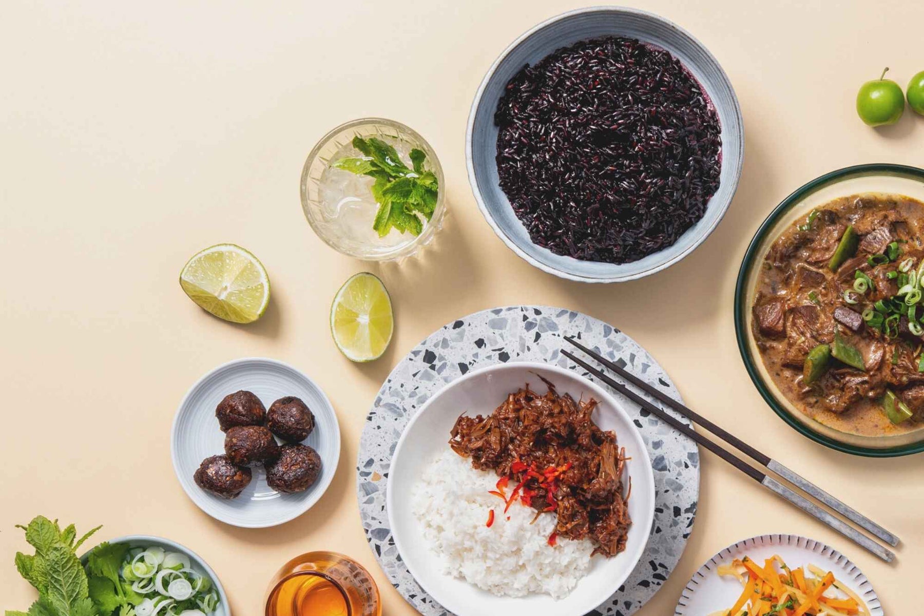 Asiatischer Tisch mit Lotao Reis, Jackfruit und Hackbällchen