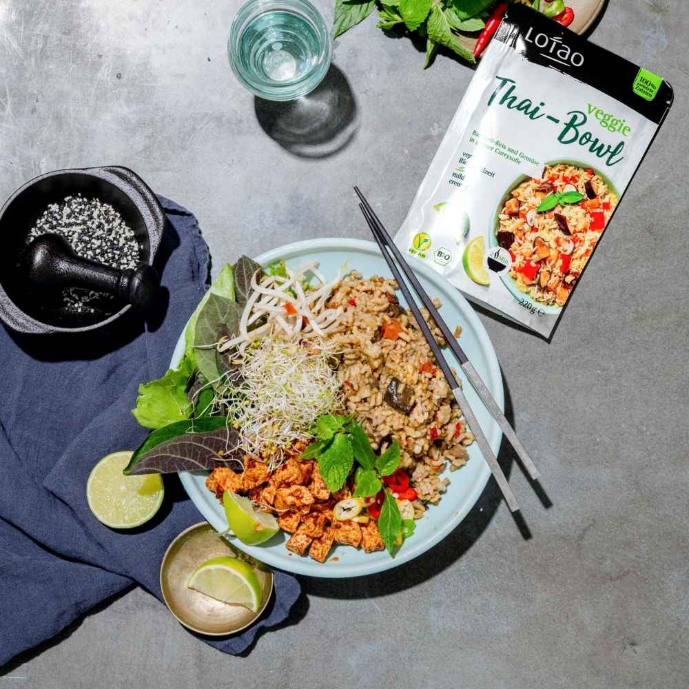 Angerichteter Teller und Packung mit Lotao Veggie Thai Bowl, der veganen Bio-Mahlzeit mit schneller Zubereitung