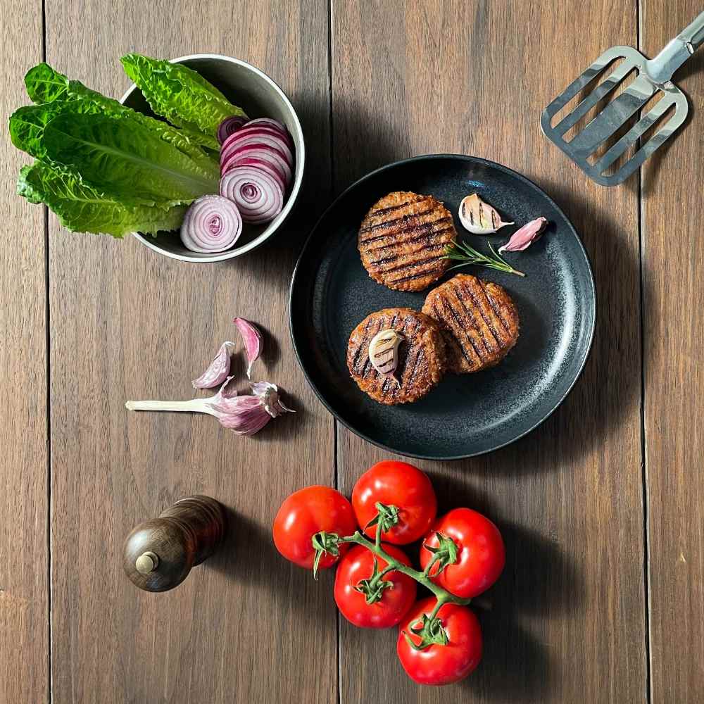 Lotao Veggie Burger Mix für vegane Bio-Burgerpatties in der Pfanne gebraten