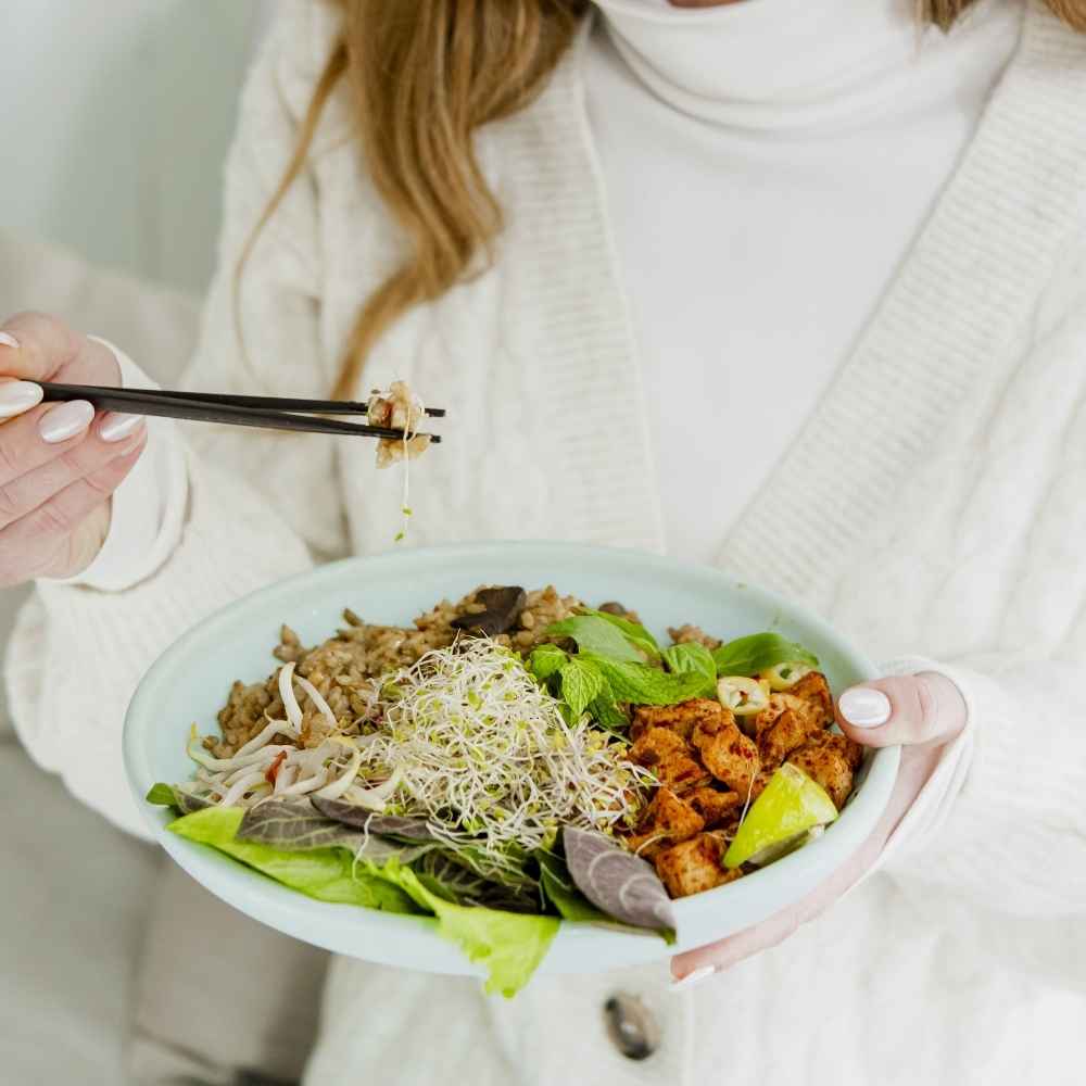 Essen von der Lotao Veggie Thai Bowl, der veganen Bio-Mahlzeit mit schneller Zubereitung