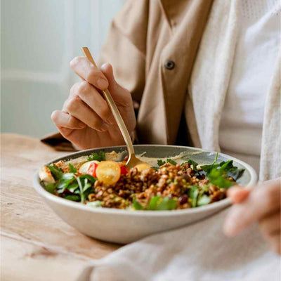 Essen der Lotao Veggie Orientalischer Bowl, der veganen Bio-Mahlzeit mit schneller Zubereitung