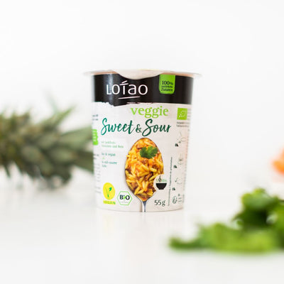Bio-veganer Jackpot 5-Minuten Terrine von Lotao Packung mit Zutaten in Geschmack Veggie Süss Sauer Reis