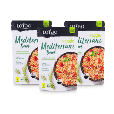 Packshot vom 3er Set der Lotao Veggie Mediterranen Bowl, einem bio-veganen Fertiggericht mit Buchweizen und getrockneten als vegane Bio-Mahlzeit