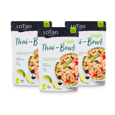 Packshot vom 3er Set der Lotao Veggie Thai Bowl, einem bio-veganen Fertiggericht mit Basmatireis und Gemüse in grüner Currysauce als vegane Bio-Mahlzeit