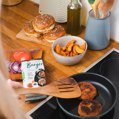 Lotao Veggie Burger Mix für vegane Bio-Burgerpatties werden in der Pfanne angebraten