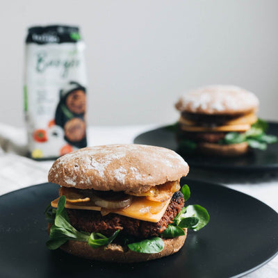 Lotao Veggie Burger Mix für vegane Bio-Burgerpatties angerichtet auf Teller