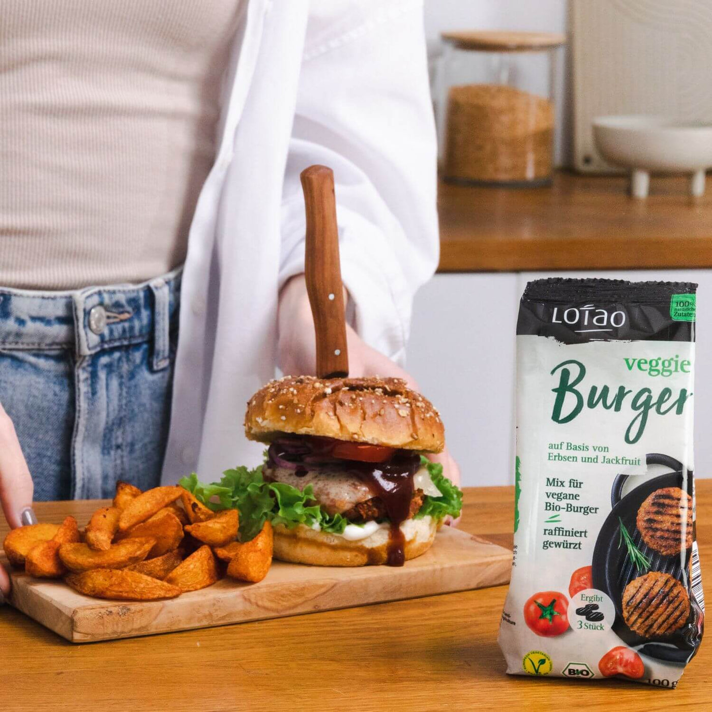 Lotao Veggie Burger Mix für vegane Bio-Burgerpatties, hier Burger mit Kartoffelspalten angerichtet